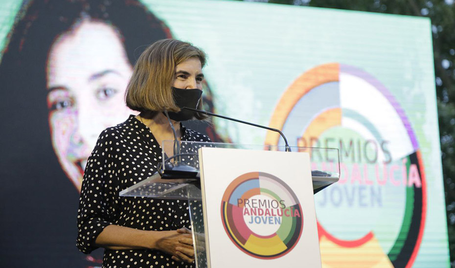 La consejera Rocío Ruiz dirigiendo unas palabras de reconocimiento a los premiados.
