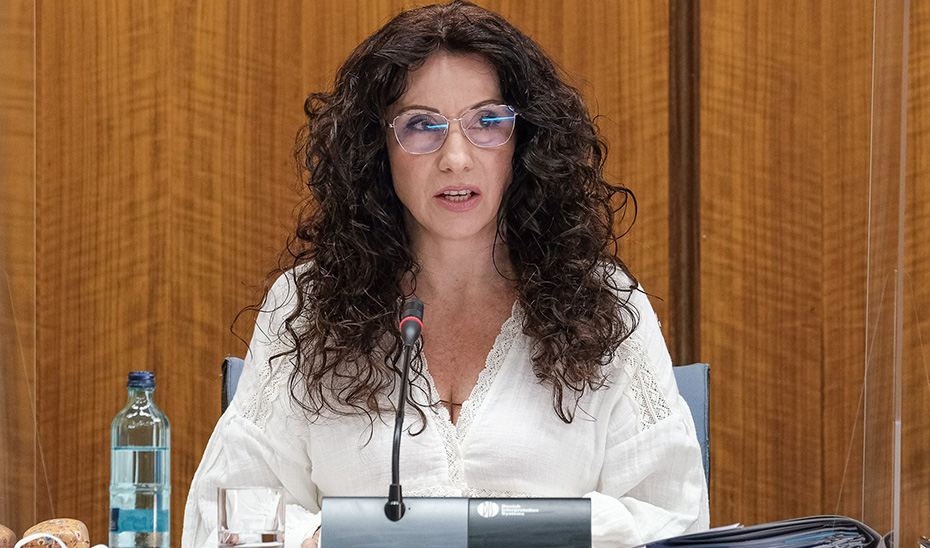 La consejera de Igualdad, Rocío Ruiz, durante su intervención en la comisión parlamentaria.