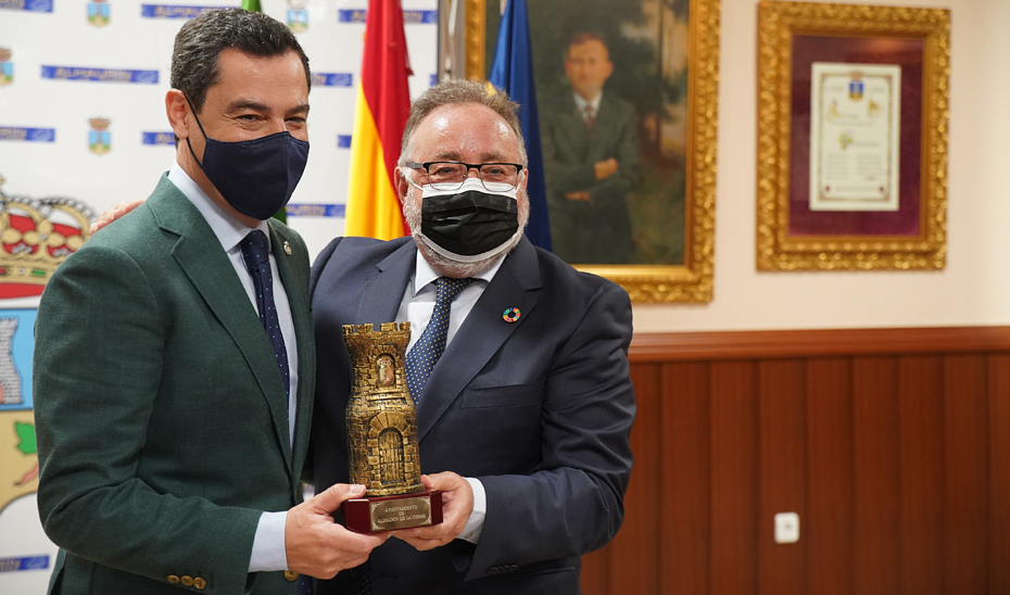 El presidente andaluz ha visitado el Ayuntamiento de Alhaurín de la Torre donde ha mantenido un encuentro con su alcalde, Joaquín Villanova.