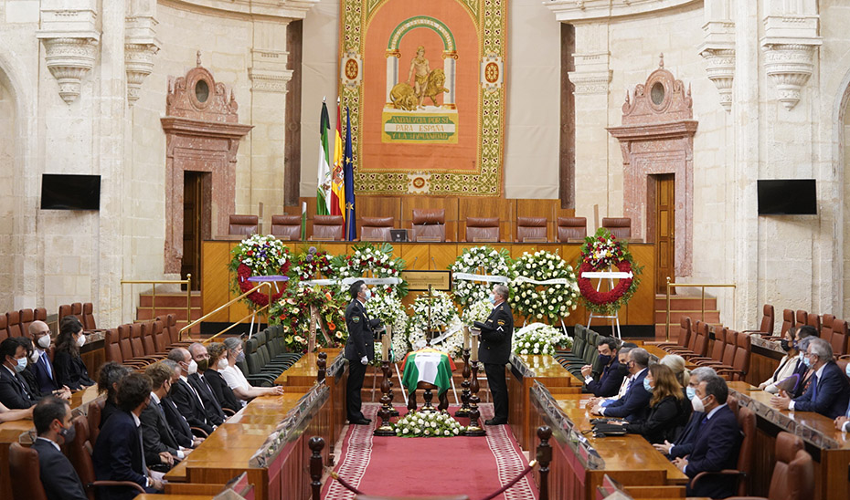 El presidente visita la capilla ardiente de Manuel Clavero Arévalo en el Parlamento andaluz.