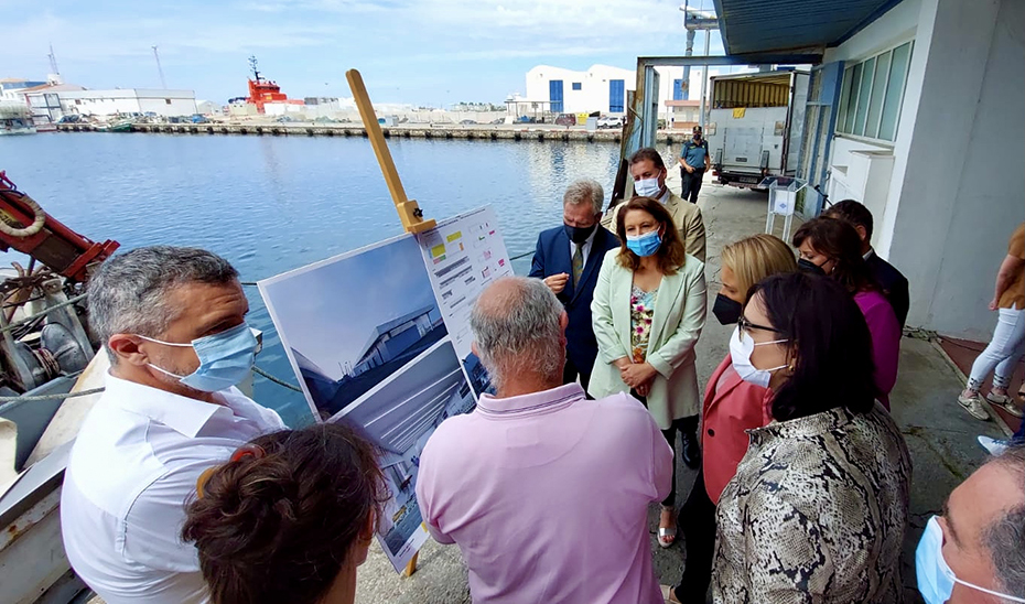 La consejera Carmen Crespo, durante su visita a las instalaciones del Puerto de Motril.