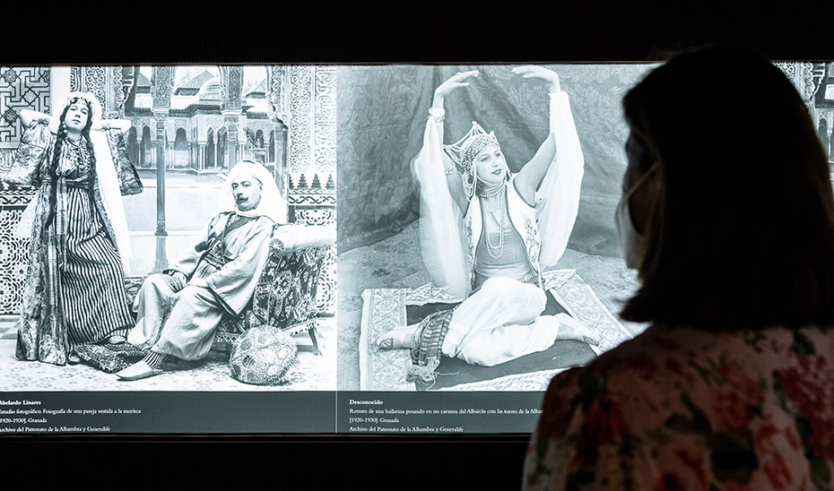 Hay fotografías y un audiovisual sobre odaliscas reales y soñadas de los siglos XIX y XX.