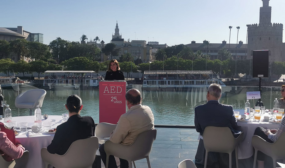La consejera Rocío Blanco interviniendo este miércoles en Sevilla en el desayuno organizado por la Asociación Española de Directivos (AED).