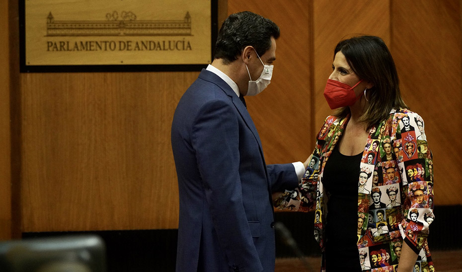 Juanma Moreno saluda a la nueva portavoz del Grupo Socialista, Ángeles Férriz.