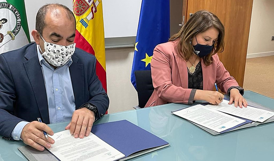 La consejera Carmen Crespo rubrica el convenio para la preservación del lince con el secretario general de WWF España, Juan Carlos del Olmo.