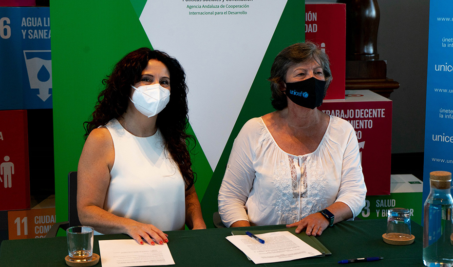 La consejera de Igualdad, Rocío Ruiz, en la firma del convenio junto a la presidenta de UNICEF Comité Andalucía, Claudia Zafra.