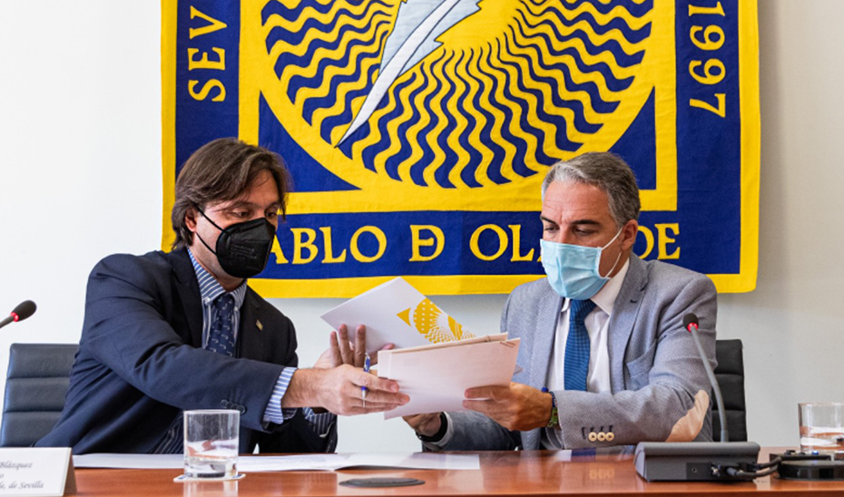 Elías Bendodo, consejero de la Presidencia, y Francisco Oliva, rector de la UPO, firman el convenio.