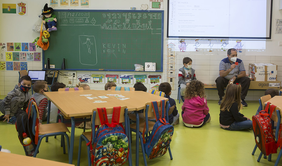 Un maestro de Infantil imparte una clase con protocolo Covid-19.