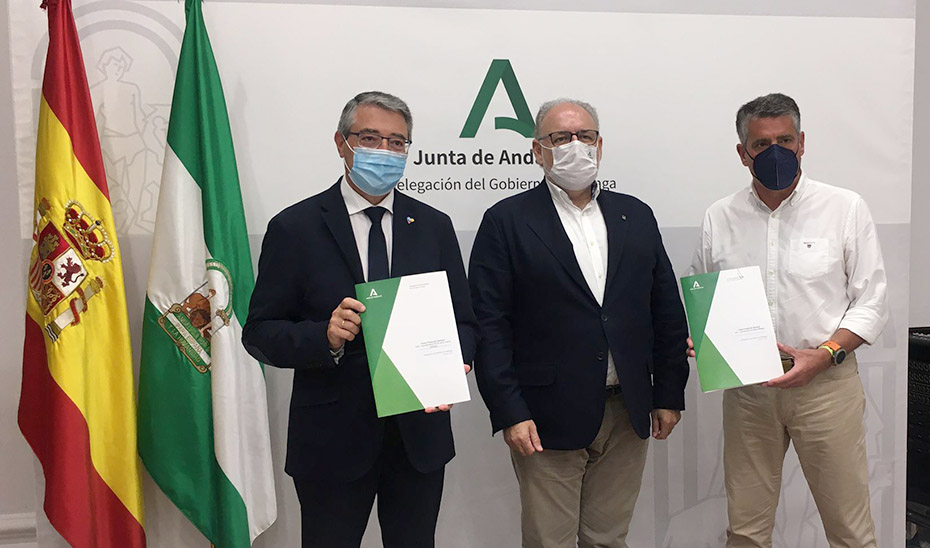 El gerente del SAS, Miguel Ángel Guzmán Ruiz, con los alcaldes de Rincón de la Victoria y Nerja, tras la firma de los convenios.