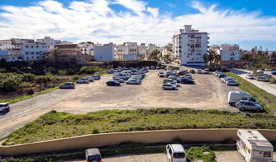 Solar donde la Junta va a construir el nuevo centro de salud de Nerja (Málaga).