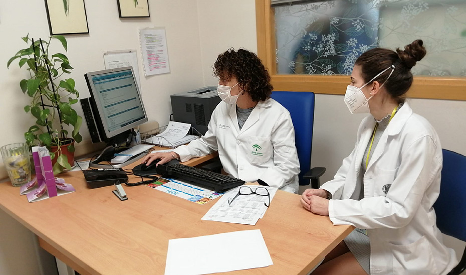 Profesionales sanitarias del SAS en una consulta médica de Atención Primaria.