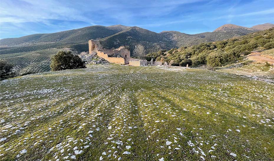 El Castillo de Mata Bejid, en Cambil (Jaén), es una muestra de la arquitectura defensiva de la provincia.