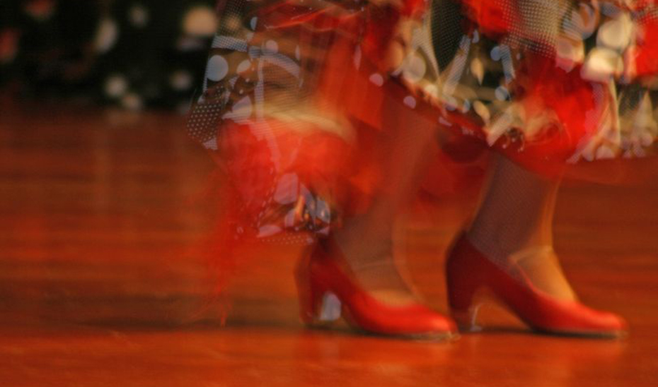 Los pies de una bailaora en un espectáculo flamenco.