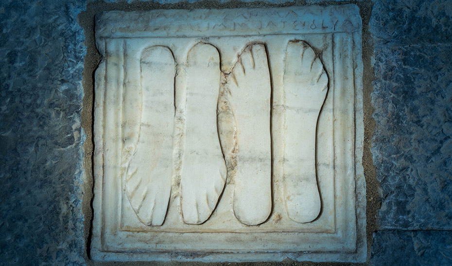 Placas votivas en honor a Némesis, localizadas a la entrada del anfiteatro de Itálica (Foto: Daniel González Acuña).