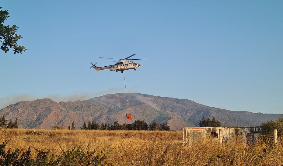 Tareas de extinción del fuego en Sierra Bermeja.