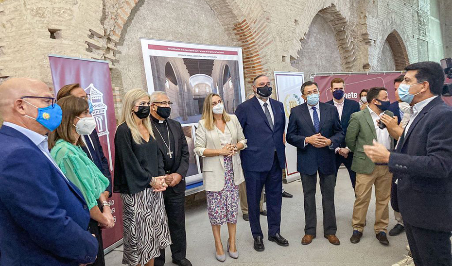 Las consejeras Marifrán Carazo y Patricia del Pozo visitan las obras de restauarción de la iglesia.