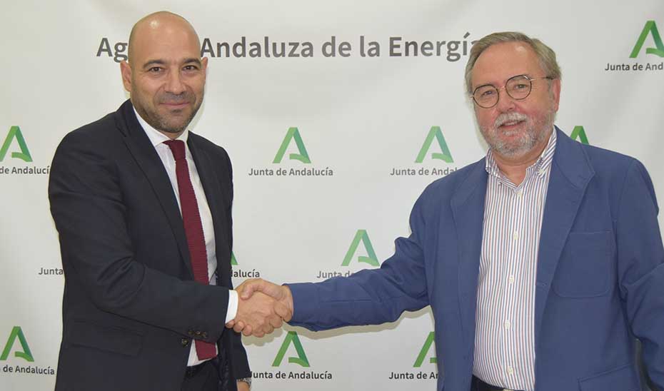 El dilrector de la Agencia Andaluza de la Energía, Francisco Javier Ramírez, con el presidente de Cáritas en Andalucía, Mariano Pérez de Ayala.