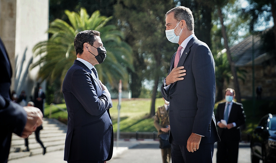 El presidente de la Junta, Juanma Moreno, saluda a Su Majestad el Rey, Don Felipe VI.