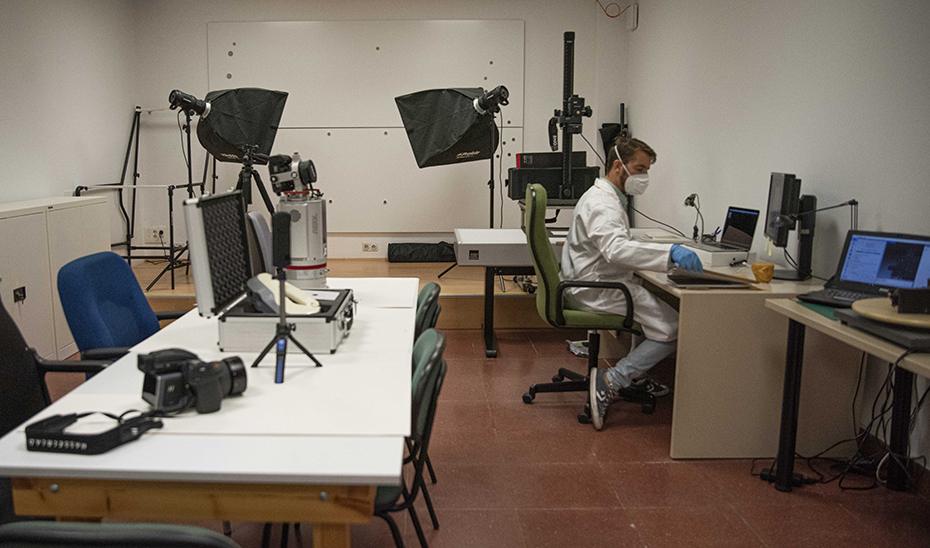 El técnico Alfonso Ojeda realiza su labor en una de las salas de la Fototeca de la Universidad de Sevilla.