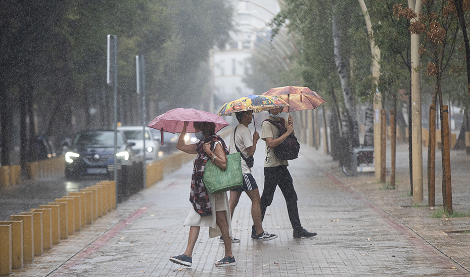 Varias personas caminan bajo sus paraguas durante una tormenta (M José López / EP).