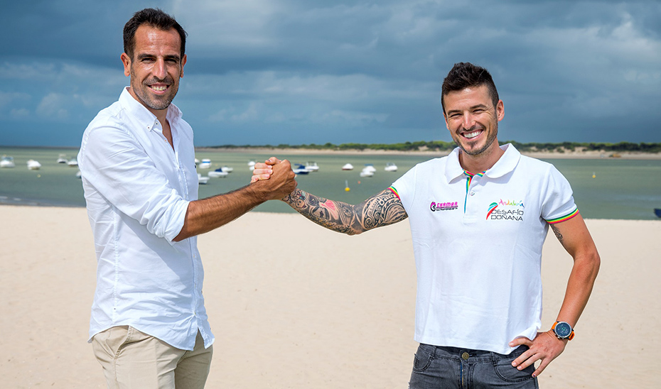 Los triatletas Emilio Martín y Chamba, dos de los favoritos para llevarse el Desafío Doñana 2021.
