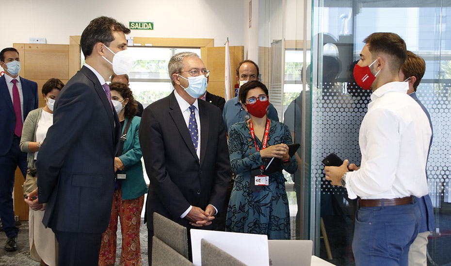 El consejero Rogelio Velasco, antes de la presentación de la nueva convocatoria del programa Minerva.