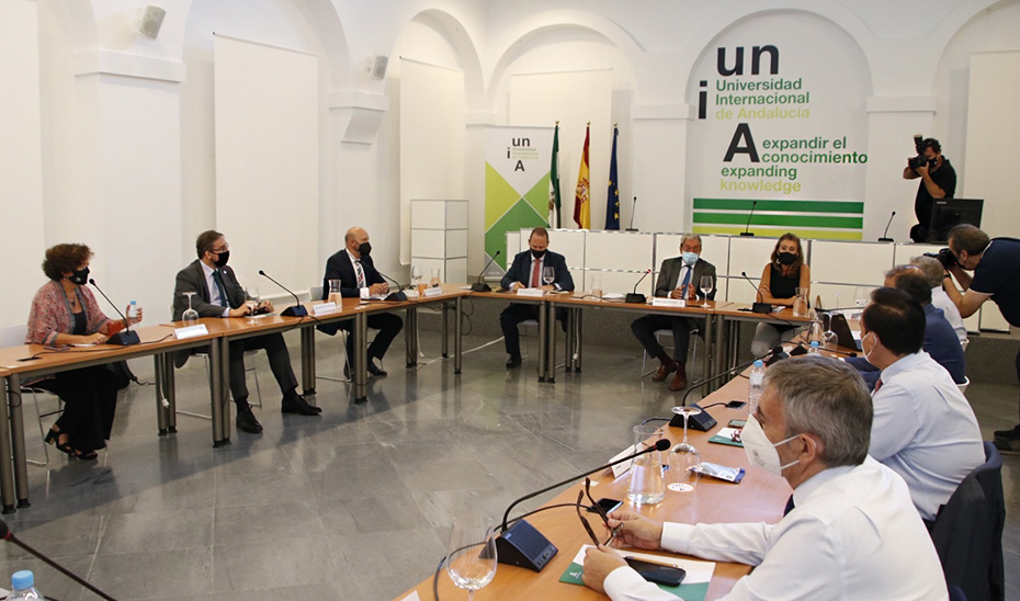 Rogelio Velasco abordó con los rectores el inicio del curso universitario en Andalucía.
