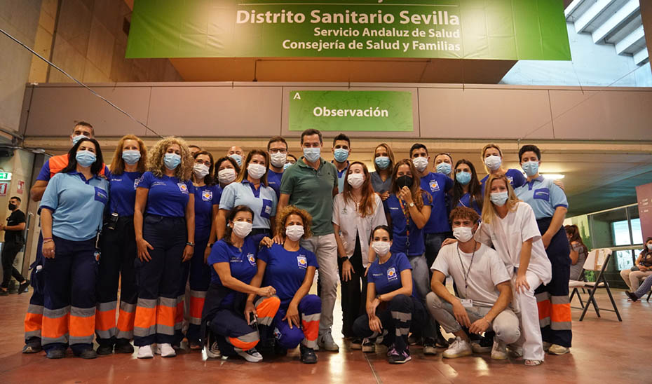 Foto de familia de Moreno con profesionales y participantes en la campaña de vacunación.