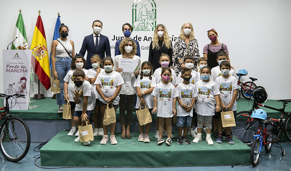 Foto de familia de algunos de los escolares ganadores de la pasada edición del concurso.