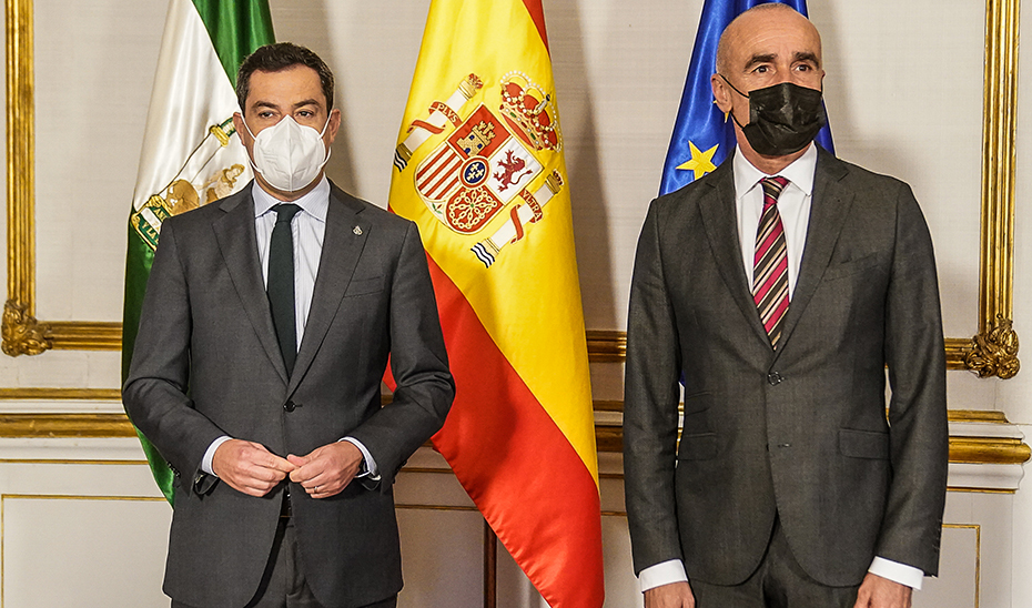 El dirigente andaluz, Juanma Moreno, y el alcalde de Sevilla, Antonio Muñoz, posan minutos antes de la reunión. 