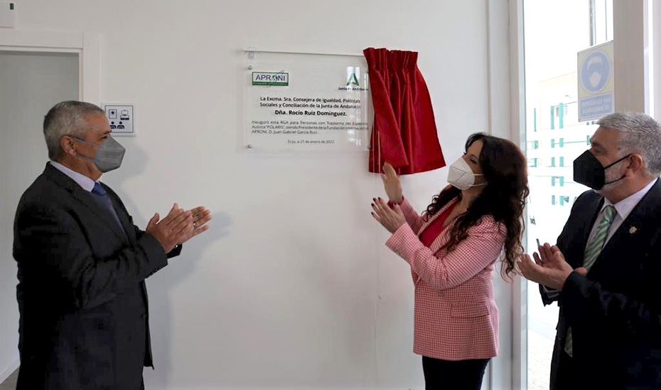 La consejera Rocío Ruiz descubre una placa en la inauguración de la residencia Polaris, de la Fundación APRONI, en Écija.
