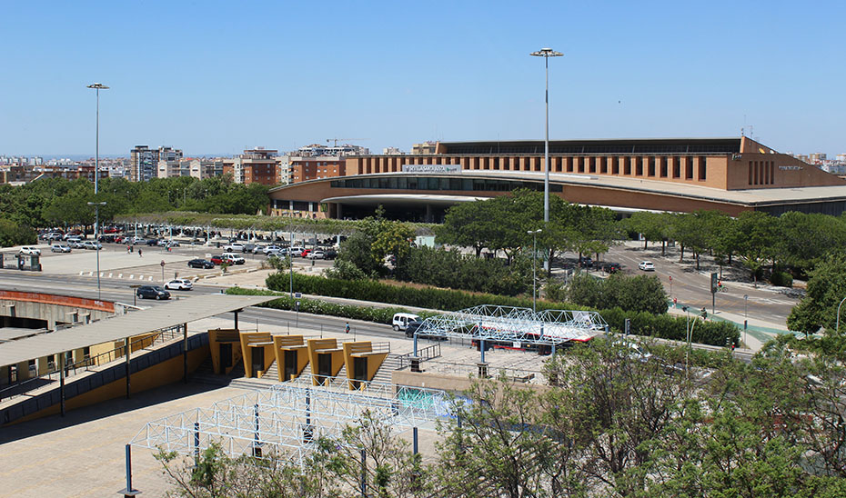 Al fondo, la estación de trenes de Santa Justa de Sevilla.