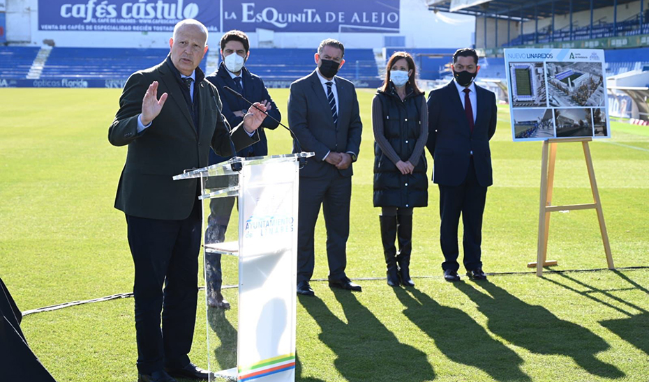 El consejero de Educación y Deporte, Javier Imbroda, pronuncia un discurso en el campo de fútbol de Linarejos.