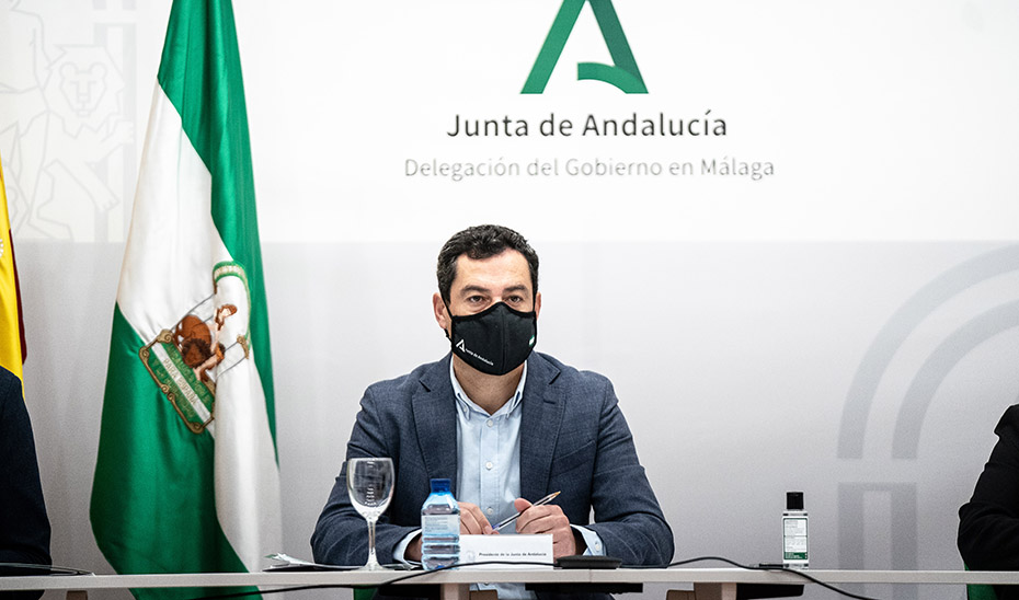 El presidente andaluz durante el inicio de la reunión de los expertos celebrada en Málaga.