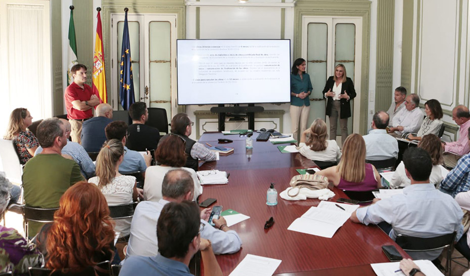 La consejera de Fomento se dirige a las comunidades de propietarios beneficiarias de estas subvenciones para la instalación de ascensores.
