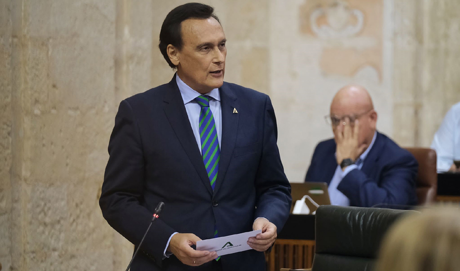 El consejero de Universidad, Investigación e Innovación, José Carlos Gómez Villamandos, durante su intervención en el pleno del Parlamento.