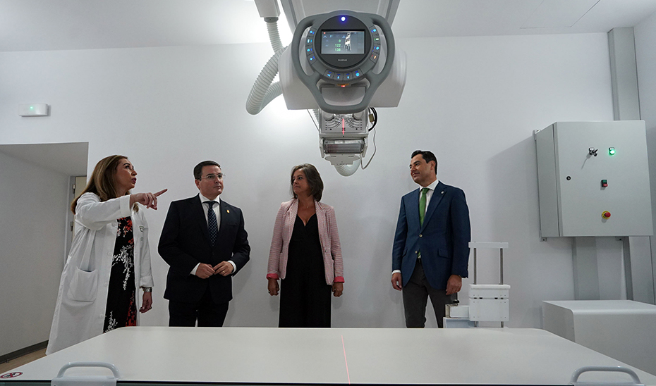 Moreno recibe explicaciones sobre las nuevas instalaciones hospitalarias junto a la consejera de Salud, Catalina García.