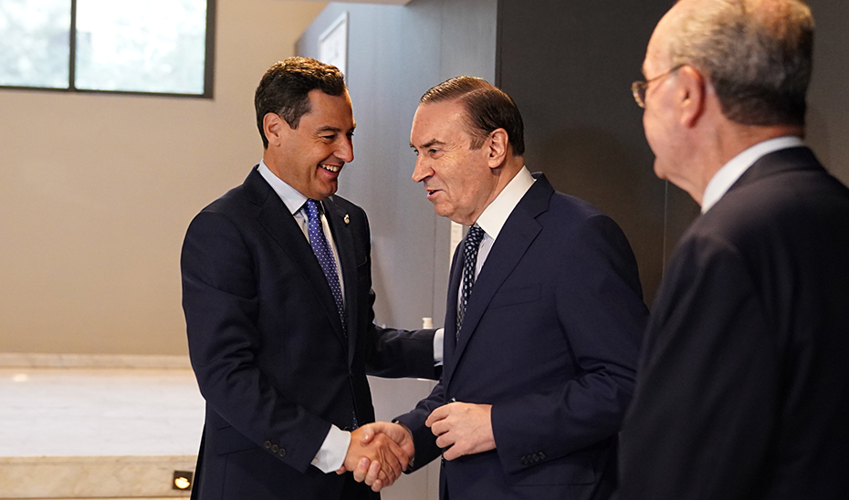 Moreno saluda al director de El Español en presencia del alcalde de Málaga, Francisco de la Torre.
