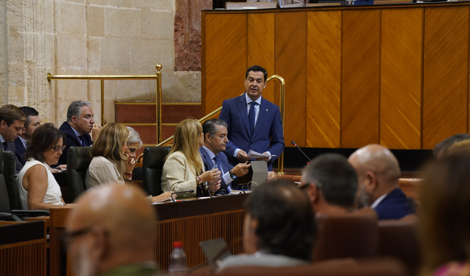Juanma Moreno interviene en la sesión de control del Parlamento andaluz.