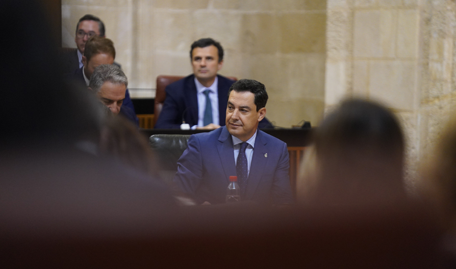 Juanma Moreno escucha la intervención de los portavoces de la oposición, durante la sesión de control en el Parlamento andaluz.