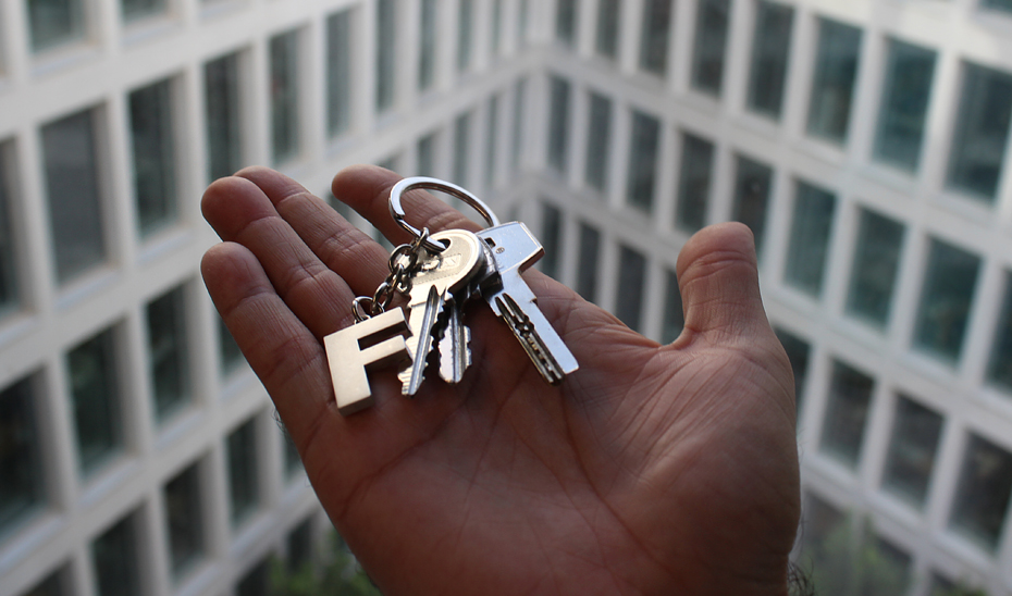 
			      Una persona muestra las llaves de su vivienda.			    
			  