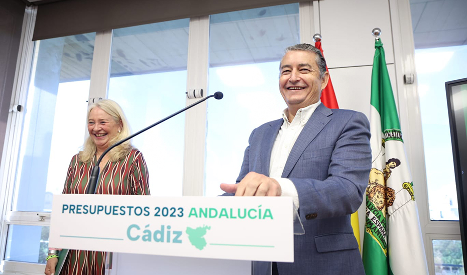 Antonio Sanz y Mercedes Colombo, delegada del Gobierno en Cádiz, en el acto de presentación de los Presupuestos de la Junta 2023 en la provincia gaditana.