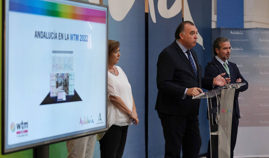 El consejero de Turismo, Cultura y Deporte, Arturo Bernal, durante la presentación en Málaga de la participación de Andalucía en la World Travel Market (WTM) de Londres.