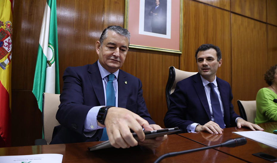 Antonio Sanz, a su llega a la comisión parlamentaria de Presidencia, Interior, Diálogo Social y Simplificación para informar de los presupuestos de su consejería.