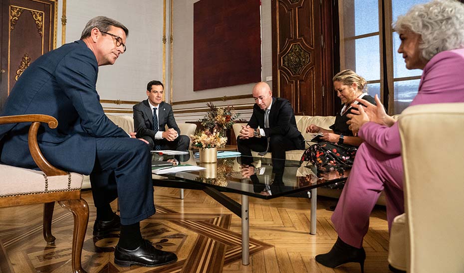 Un momento de la reunión entre Juanma Moreno, Jorge Paradela y los responsables de Maerks.