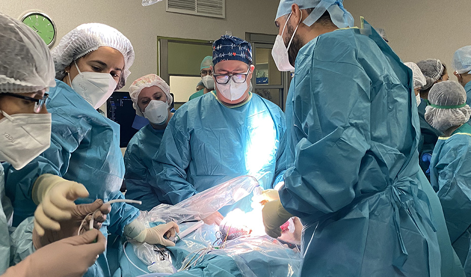Un momento de la intervención en el Hospital Materno Infantil de Málaga.