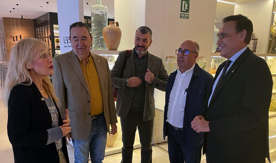 El consejero José Carlos Gómez Villamandos, junto a la secretaria general de UGT-A, Carmen Castilla, y el resto de personalidades, antes de participar en las jornadas sobre normativa universitaria.