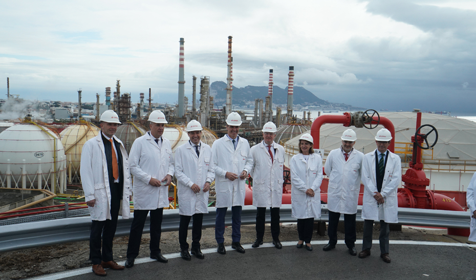 Juanma Moreno, junto al resto de autoridades, durante la visita a la Planta de CEPSA en San Roque (Cádiz).