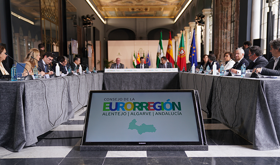 La reunión del Consejo de la Eurorregión Alentejo-Algarve-Andalucía, celebrada en el Salón de los Espejos del Palacio de San Telmo.