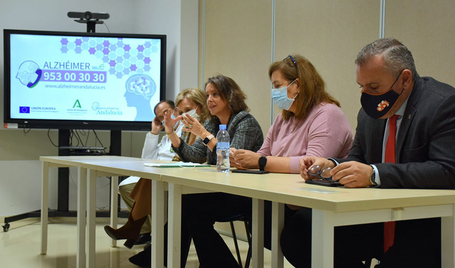 La consejera de Salud y Consumo, Catalina García, durante la presentación del teléfono 953 00 30 30, gestionado por Salud Responde, a las asociaciones de pacientes en Sevilla.